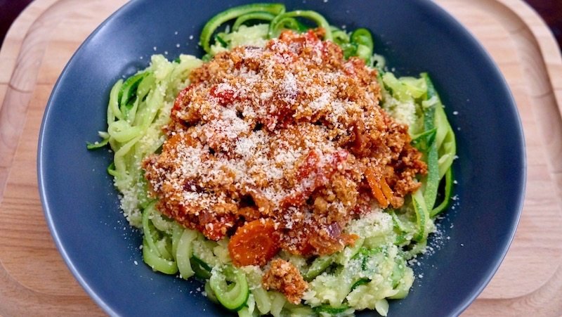 Veganes Rezept für Zucchini Pasta mit Tofu und frischen Tomaten