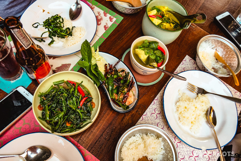 Wasserspinat mit Chilis, Tintenfisch mit gebackenem Thai-Basilikum, Tom Yum, und das grüne Curry mit Hühnerkeule